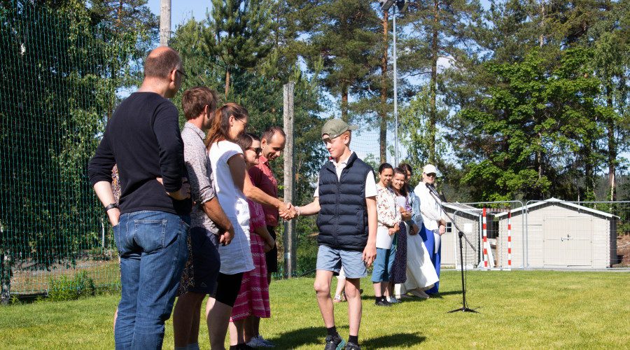 Elev håndhilser på lærer og takker for fint skoleår