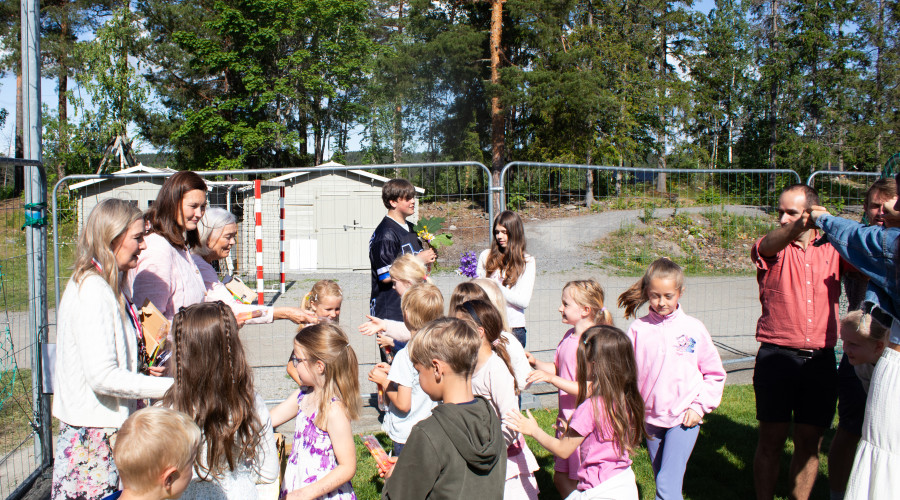 Lærere deler ut is til alle eleven etter portalseremoni.